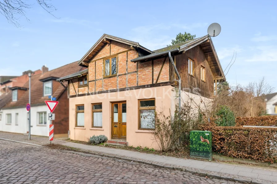 Vorderansicht - Haus kaufen in Ahrensburg - Im Herzen der Stadt: Historische Rarität sucht vielseitig versierten Handwerker!