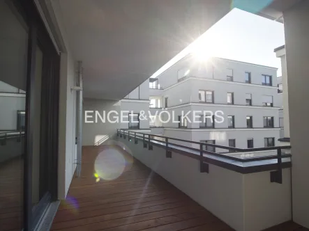 Loggia/Balkon West - Wohnung kaufen in Regensburg - Neuwertige und exklusive 4-Zimmer-Wohnung im Marina Quartier