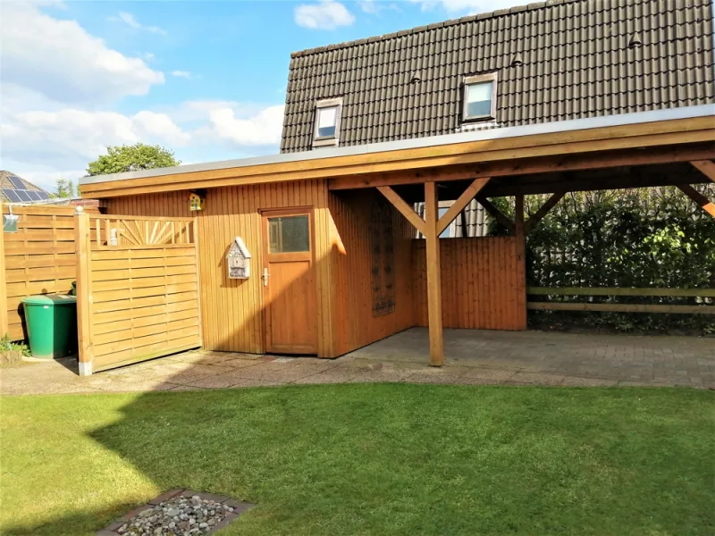 Carport mit Geräteschuppen