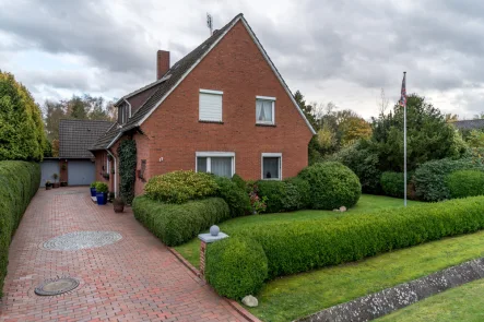 Frontansicht - Haus kaufen in Wiefelstede - Schönes Ein-/Zweifamilienhaus mit großem Grundstück in Wiefelstede/Borbeck