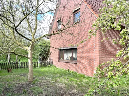 Garten mit Seitenansicht - Haus kaufen in Hude - EFH in Hude mit großem Grundstück