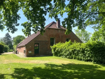 Hausseite zum Garten - Haus kaufen in Wangerland - Wunderschönes Wangerland -Historisches Anwesen am Hohenstief