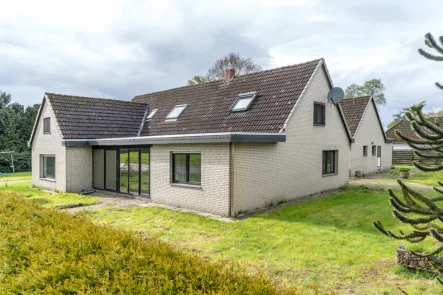 Seitenansicht - Haus kaufen in Bösel - Einfamilienhaus mit Einliegerwohnung und Bauplatz