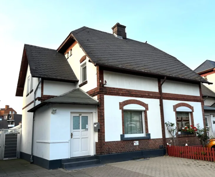 Vorderansicht - Haus kaufen in Delmenhorst - Sanierte und modernisierte Doppelhaushälfte in ruhiger Siedlung