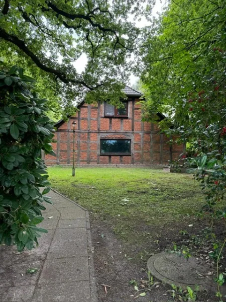 Frontansicht - Haus kaufen in Hude (Oldenburg) / Altmoorhausen - Ländliche Idylle mit viel Platz für Ihre Ideen – Renovierungsbedürftiges Haus in toller Lage!