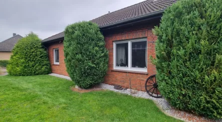 Außenansicht - Haus kaufen in Jade - Schicker Bungalow mit Glasfaser, Garage und einem großen Garten im Herzen von Jaderberg