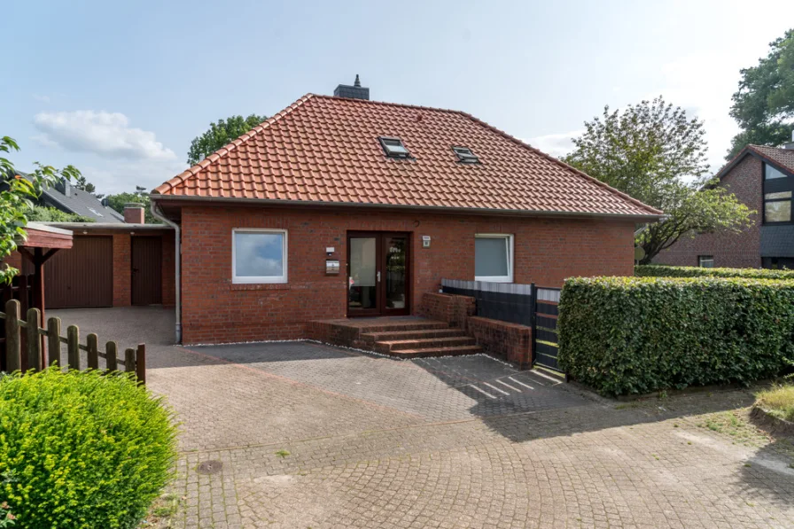 Frontansicht - Haus kaufen in Wardenburg - Einfamilienhaus in verkehrsberuhigter und bester Lage von Wardenburg