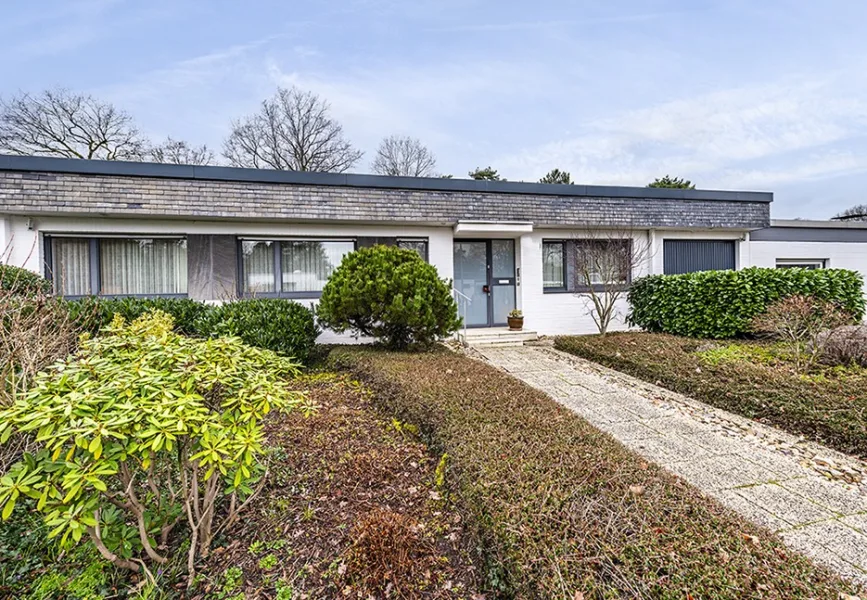 Außenansicht - Haus kaufen in Erkrath - Hochdahl - Großer Bungalow, herrliche Lage, eingewachsener Garten – Ihr perfektes Zuhause!