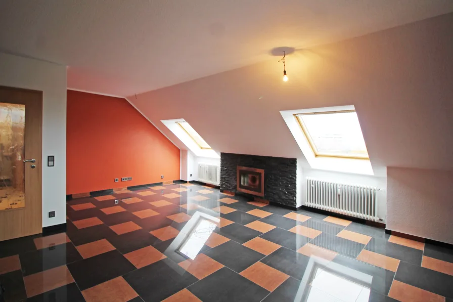 Gemütliches Wohnzimmer mit  Kamin - Wohnung kaufen in Hilden - Gepflegte und großzügige 3-Zimmer-Dachgeschosswohnung sucht neuen Besitzer!