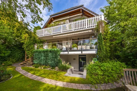 Gartenansicht - Haus kaufen in Erkrath - Exquisites Zweifamilienhaus in idyllischer Naturkulisse mit Einliegerwohnung