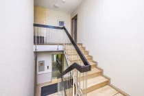 Personenaufzug mit Treppe zur Wohnung