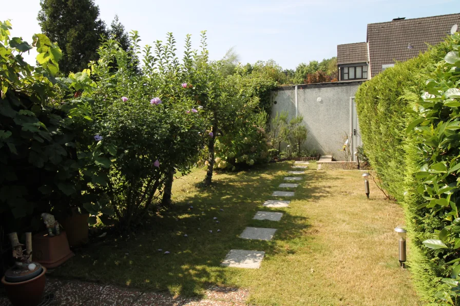 Garten mit Blick zur Garage