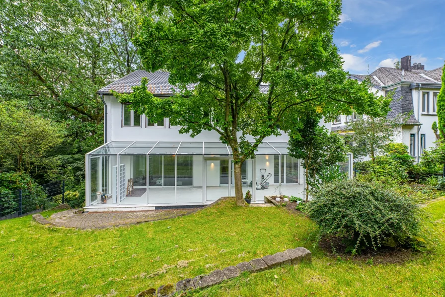 Gartenansicht - Haus kaufen in Mettmann - Traumhafte Villa in Mettmann: Moderne Eleganz in bester Hanglage