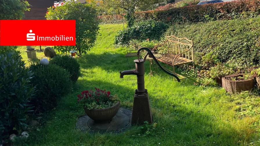 Blick in den Garten - Haus kaufen in Limburg - Einfamilienwohnhaus im Bungalowstil mit Einliegerwohnung in Top Lage von Limburg-Dietkirchen