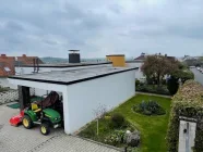 Garage mit Vordach und Hof