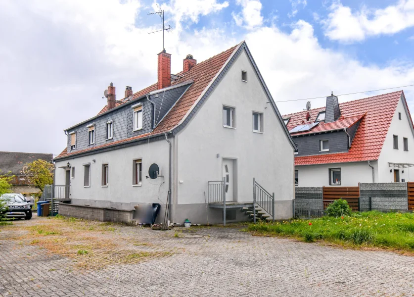 Hofansicht - Haus kaufen in Limburg - Doppelhaushälfte in Limburg-Staffel