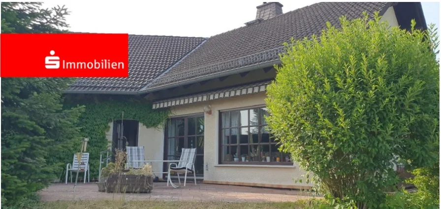 Blick auf die  Terrasse - Haus kaufen in Dornburg - Einfamilienwohnhaus mit tollem Grundstück und Doppelgarage in Dornburg-Frickhofen