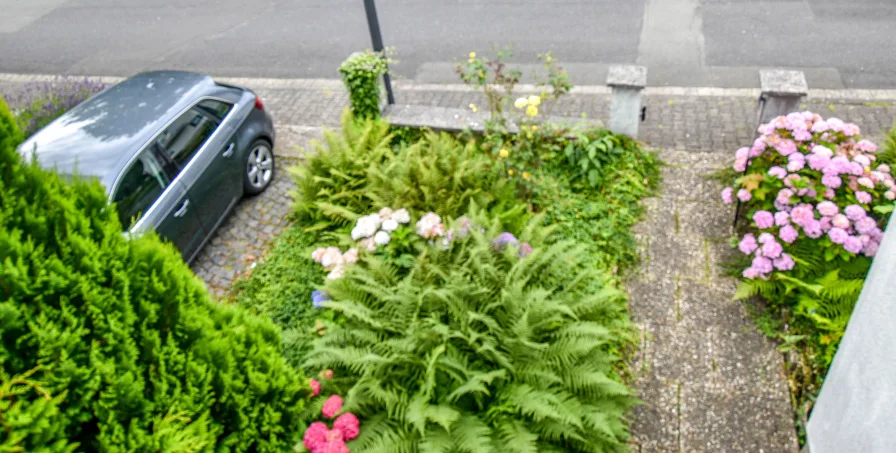 Blick vom 2. Balkon zur Straße