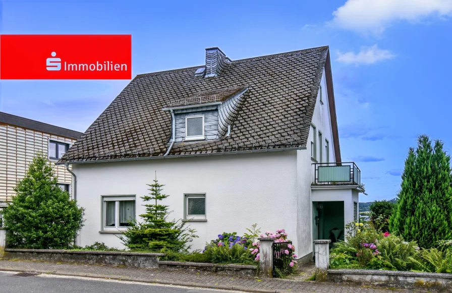 Straßenansicht - Haus kaufen in Waldbrunn - Gemütliches Ein-Zweifamilienhaus mit Garage und Garten in Waldbrunn-Ellar