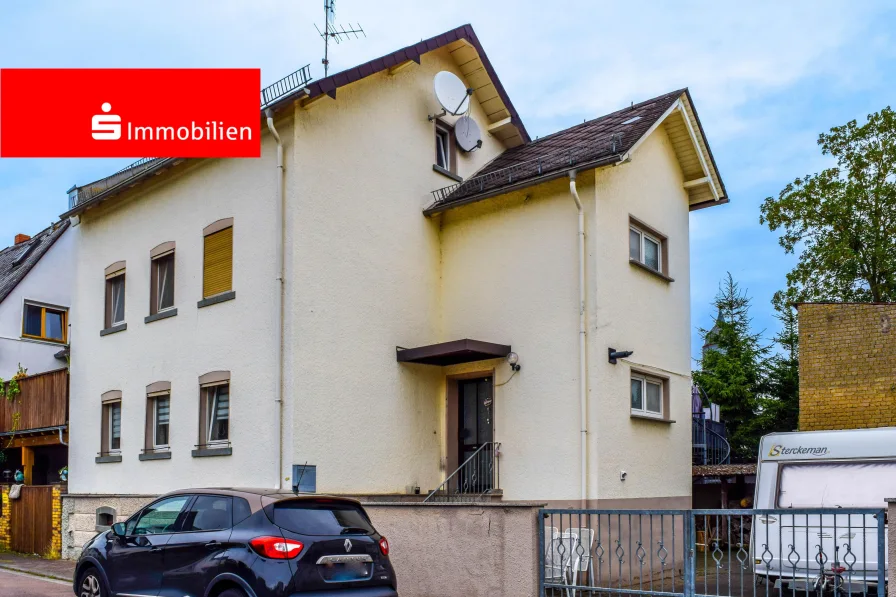 Vorderansicht - Haus kaufen in Hünfelden - Schönes Einfamilienhaus mit Scheune im Ortskern von Neesbach 