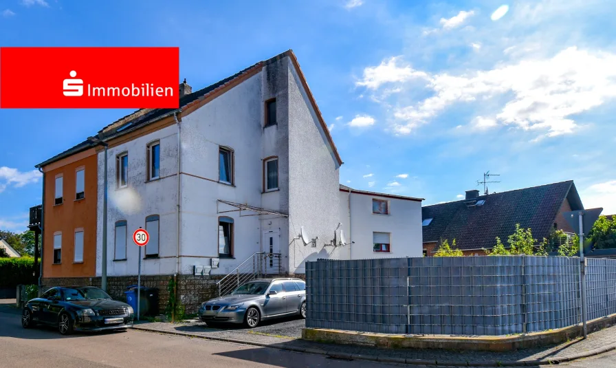 Straßenansicht - Haus kaufen in Hadamar - Vermietetes Ein-Zweifamilienhaus in Hadamar-Oberweyer