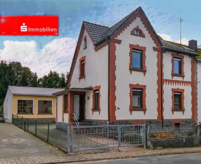 Straßenansicht - Haus kaufen in Waldbrunn - Gemütliches Einfamilienhaus mit Werkstatt, Garage und Garten in Waldbrunn-Hausen