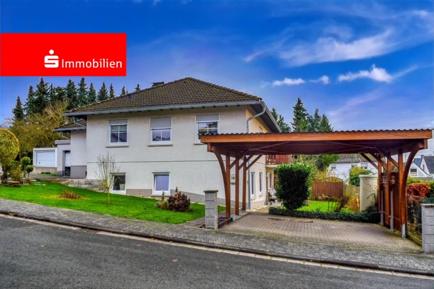 Straßenansicht - Haus kaufen in Elbtal - Modernisierter Bungalow mit Einliegerwohnung in schöner Lage von Elbtal 