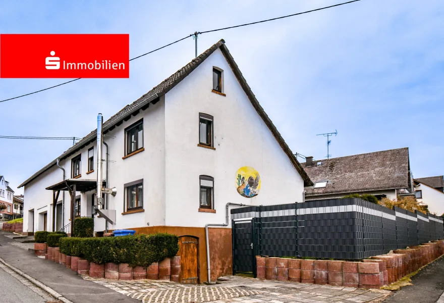 Straßenansicht - Haus kaufen in Dornburg - Charmantes Einfamilienhaus mit Scheune und großem Garten in Langendernbach