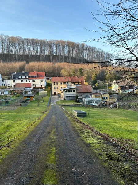 Zufahrt vom oberen Teil des Grundstückes