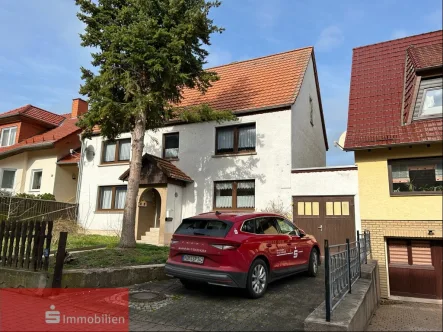 Straßenansicht - Haus kaufen in Großlohra - Ausbaufähiges Einfamilienhaus mit viel Grün