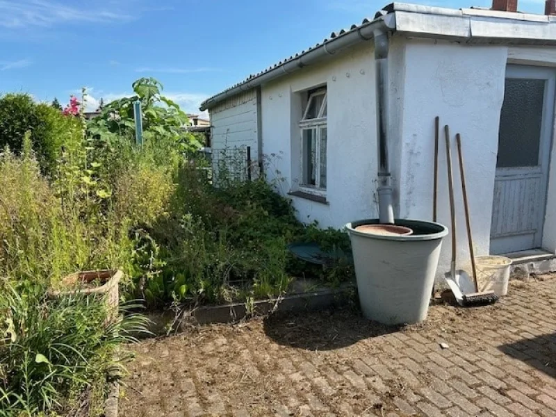 kleiner Garten hinter der Garage