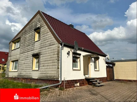 Straßenansicht - Haus kaufen in Harztor - Mit Blick über Wiesen und Felder