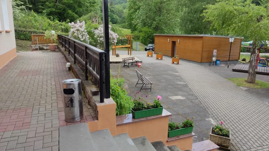 obere Terrasse mit Blick zum Verkaufskiosk