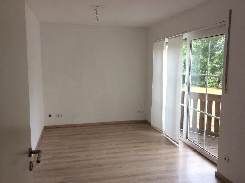 Büro mit Austritt auf Balkon