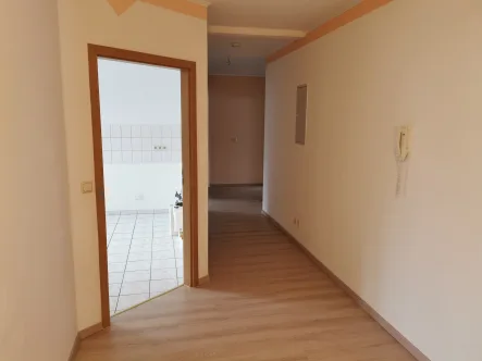 Flur mit Blick in die Küche - Wohnung mieten in Wurzbach - Vier-Zimmer Wohnung in Wurzbach zu vermieten ! 