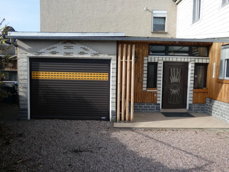 Ansicht Hauseingang und Garage