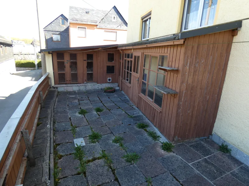 Terrasse mit Blick zu Stallungen / Kleintierhaltung