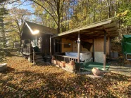 Blockhaus mit überdachter Terrasse