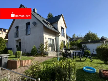 Seitenansicht und Terrasse - Haus kaufen in Saalfeld - Geräumiges Einfamilienhaus in Schmiedefeld