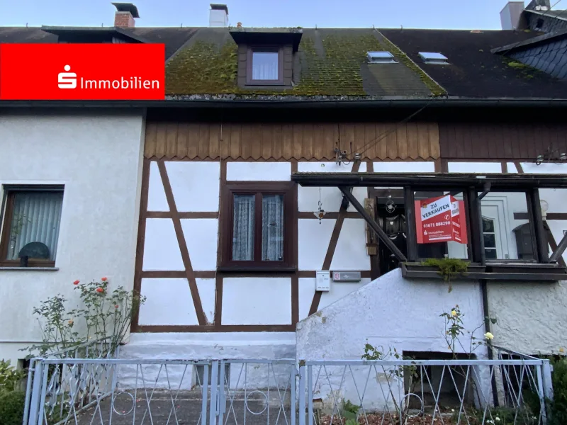 Vorderansicht - Haus kaufen in Unterweißbach - Kleines Reihenmittelhaus mit Nebengebäude