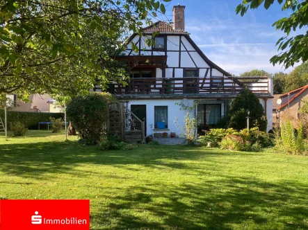 Ansicht Giebelseite Südost mit Anbau und Terrasse - Haus kaufen in Sondershausen - Generationenhaus mit Garten und Garagen