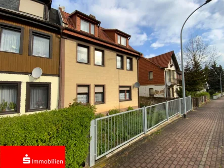 Straßenansicht von links - Haus kaufen in Sondershausen - ruhige Wohnlage am Rande der Stadt