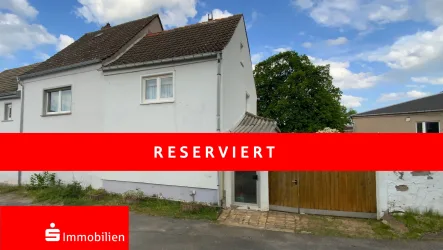 Straßenansicht Wohnhaus mit Toreinfahrt - Haus kaufen in Sondershausen - Bezahlbares Reihenendhaus mit grünem Rückzugsort