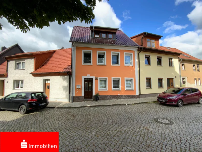 Titelbild - Haus kaufen in Artern - Viel Wohnraum mit pflegeleichtem Grundstück