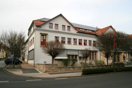 Ansicht vom Haus - Wohnung mieten in Sondershausen - 3-Raum-Mietwohnung im Dachgeschoss - über Fahrstuhl zu erreichen