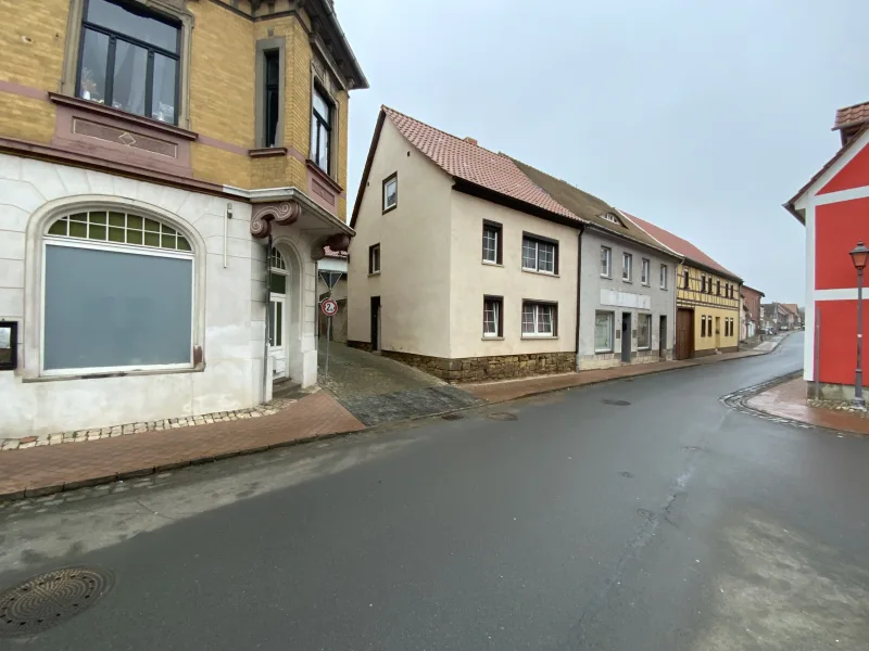 Straßenansicht mit Zufahrtsweg zum Grundstück