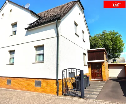 Straßenansicht - Haus kaufen in Darmstadt - PREISREDUZIERUNG! Tolles Haus in Wixhausen für die große Familie