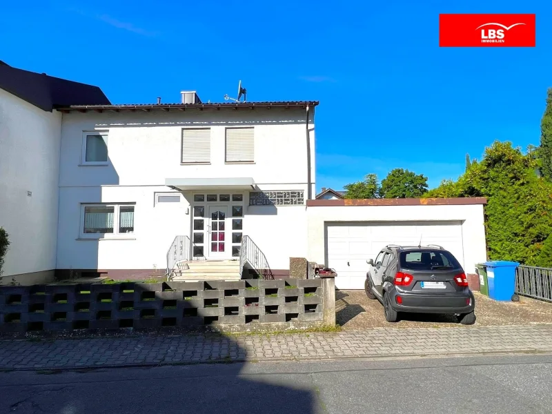 Ansicht von der Straße - Haus kaufen in Weiterstadt - Doppelhaushälfte auf tollem Grundstück