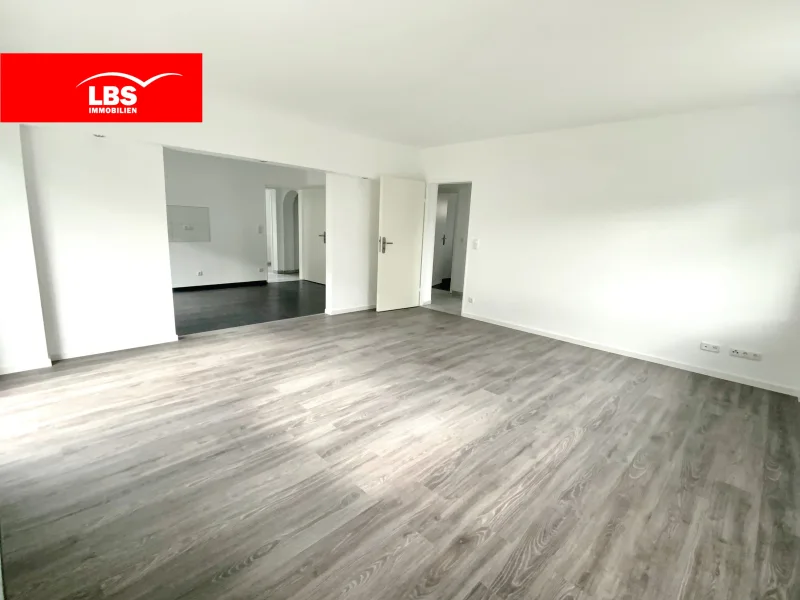 Wohnzimmer mit Blick zur Küche (ohne Einrichtung) - Wohnung kaufen in Mörfelden-Walldorf - **Preisreduzierung** Attraktive 3,5 Zi.-Whg.! Balkon & eigener Garten,TLB, großer Keller in Walldorf