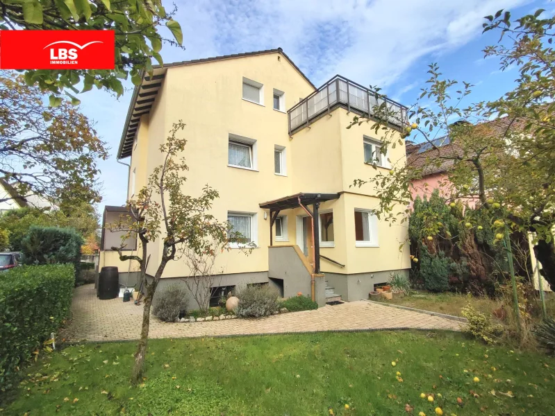 Hausansicht (Gartenseite) - Haus kaufen in Mörfelden-Walldorf - ***Attraktives Mehrfamilienhaus mit Bungalow (Nutzfläche) in idyllischem Garten in Walldorf***